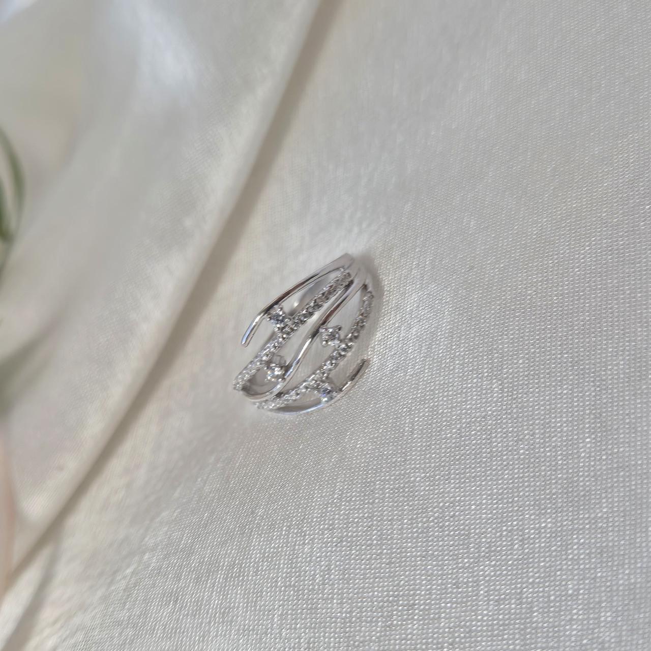 Кольцо с белыми камнями серебро 925 пробы родированное 2,90 г р. 17 (4088р)