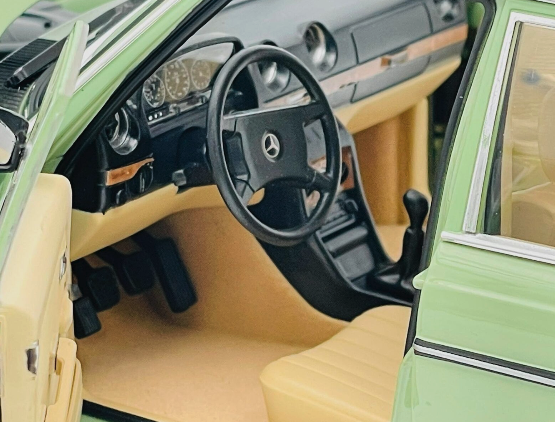 Модель автомобіля Norev 1:18 Mercedes-Benz 200 W123 Limousine Light Green (183796) - фото 4