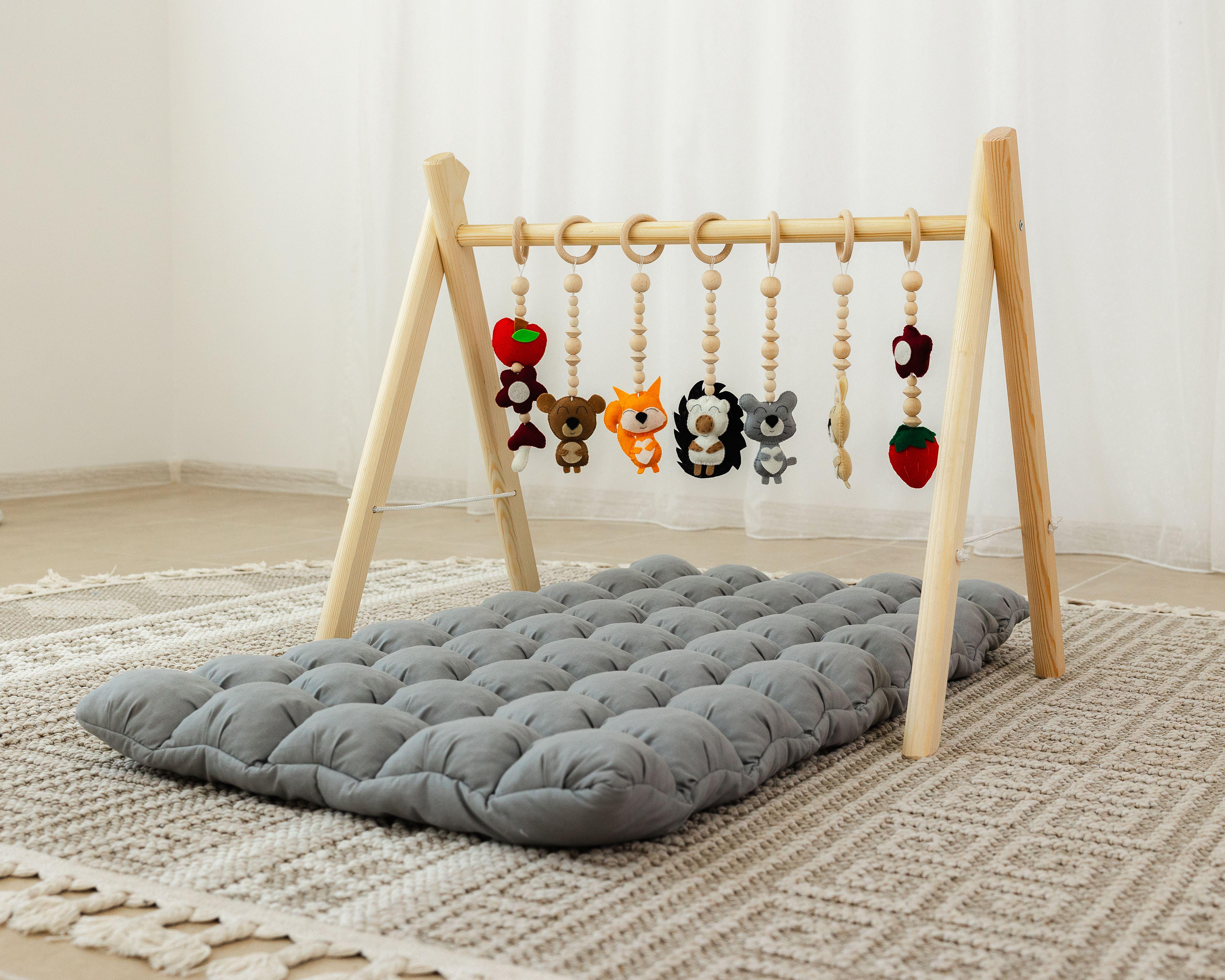 Мобиль деревянный напольный Монтессори Лесные зверьки с матрасом Серый (0002298)