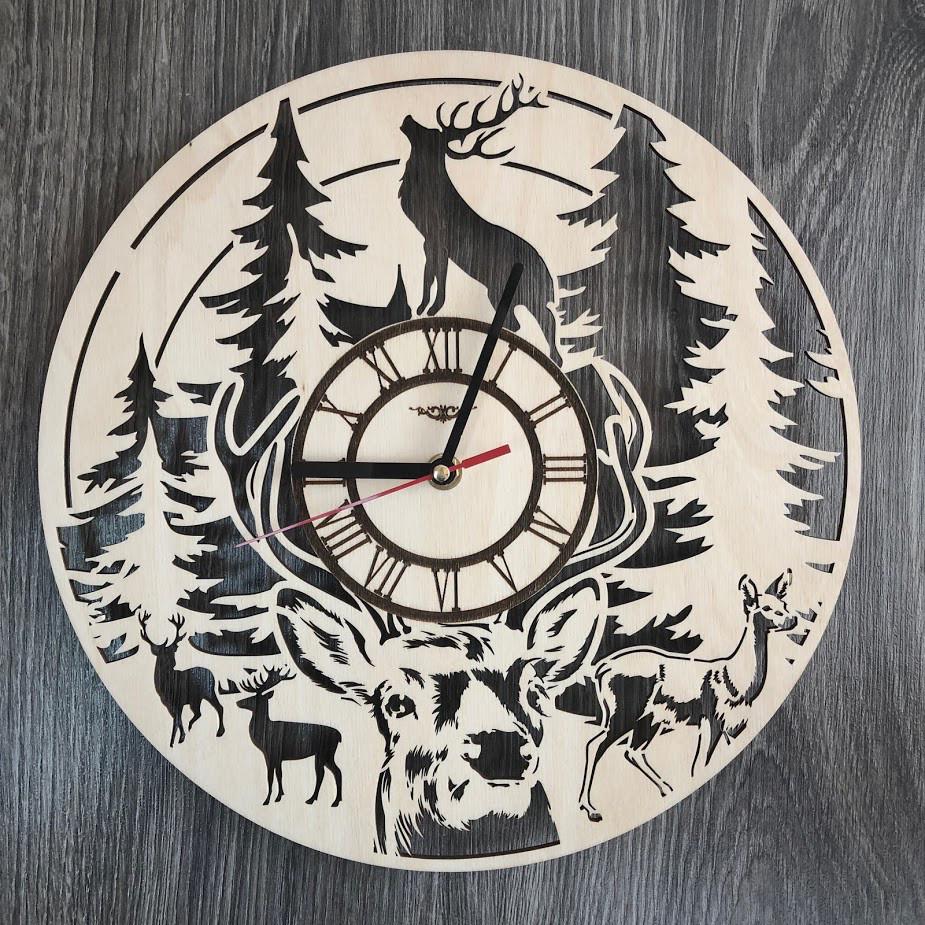 Часы настенные бесшумные из дерева Олень