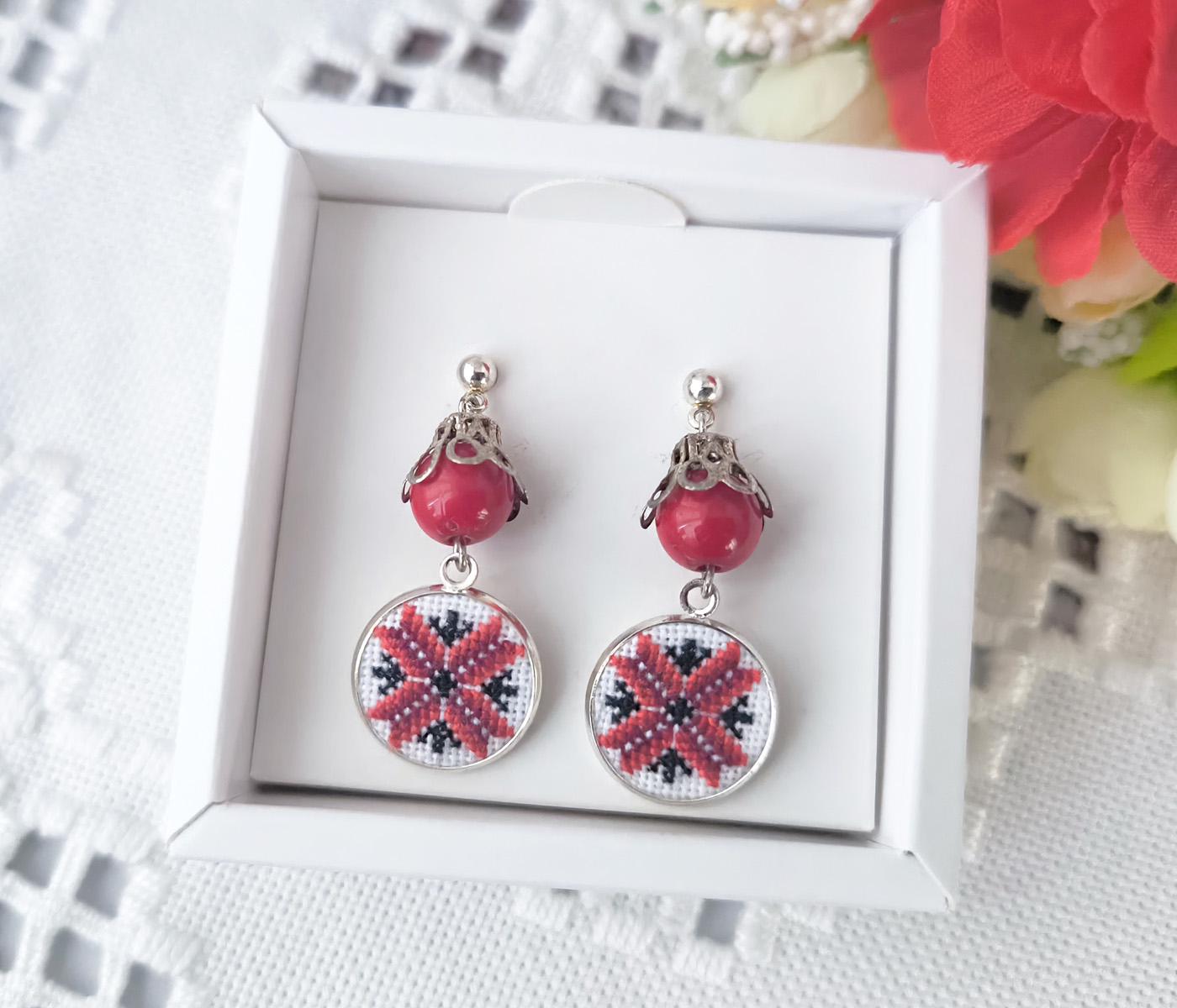 Серьги гвоздики с вышивкой Берегиня