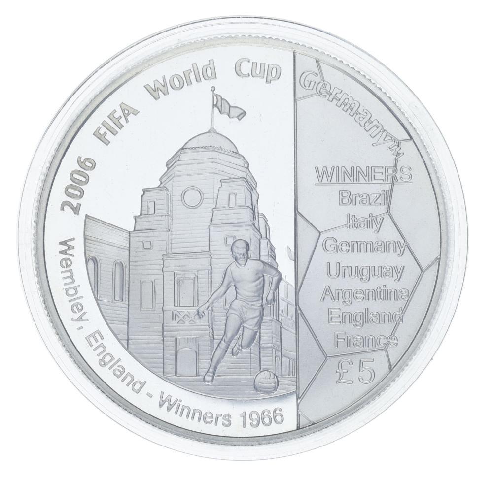 Коллекционная монета Гернси 5 фунтов 2006 серебро UNC Чемпионат мира по футболу 2006 года в Германии (М21461)