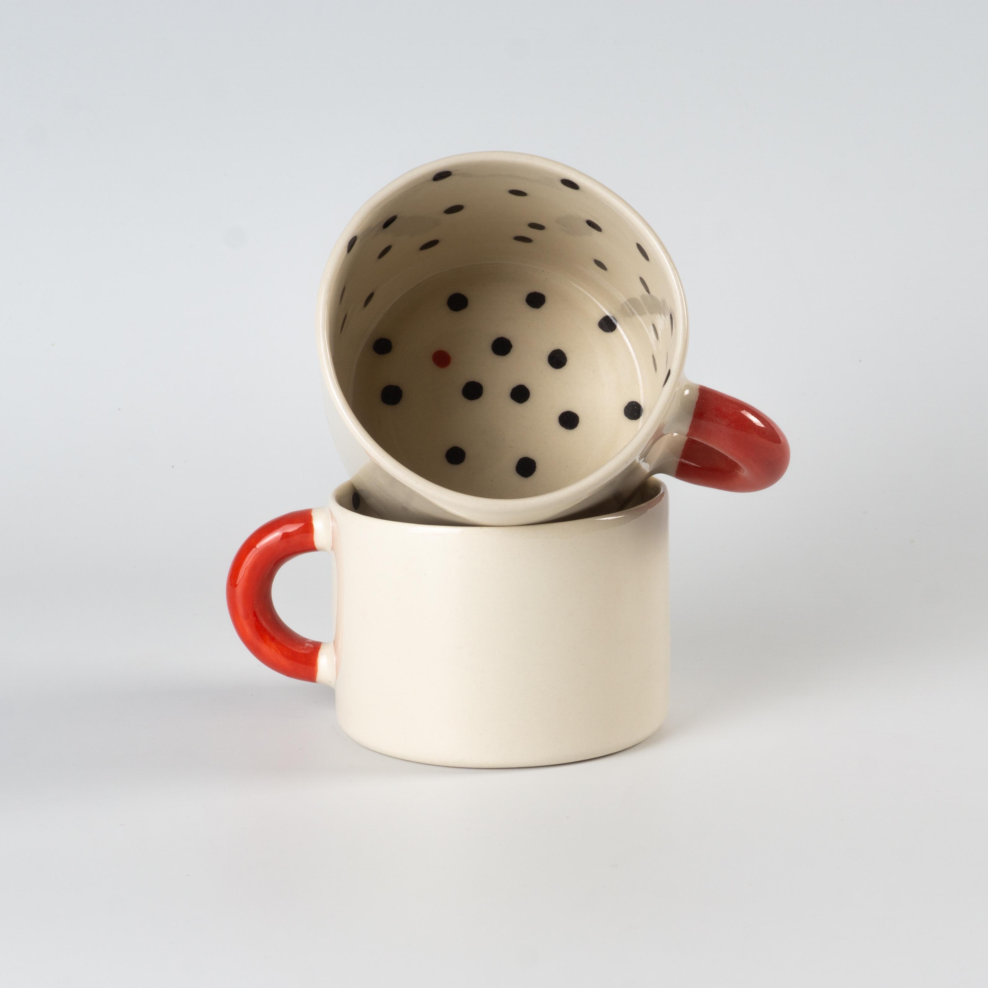 Чашка керамічна з червоною ручкою та точками всередині ручна робота напівпорцеляна 350 мл (PRS-CUP-IMG-350-I-RED) - фото 4 Чашка керамічна з червоною ручкою та точками всередині ручна робота напівпорцеляна 350 мл (PRS-CUP-IMG-350-I-RED) - фото 4