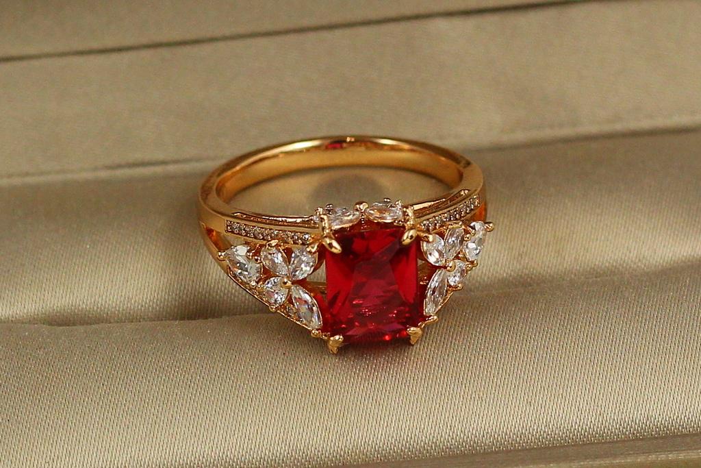 Кольцо Xuping Jewelry Шедевр с малиновым р. 16 Золотистый (28145455) Кольцо Xuping Jewelry Шедевр с малиновым р. 16 Золотистый (28145455)