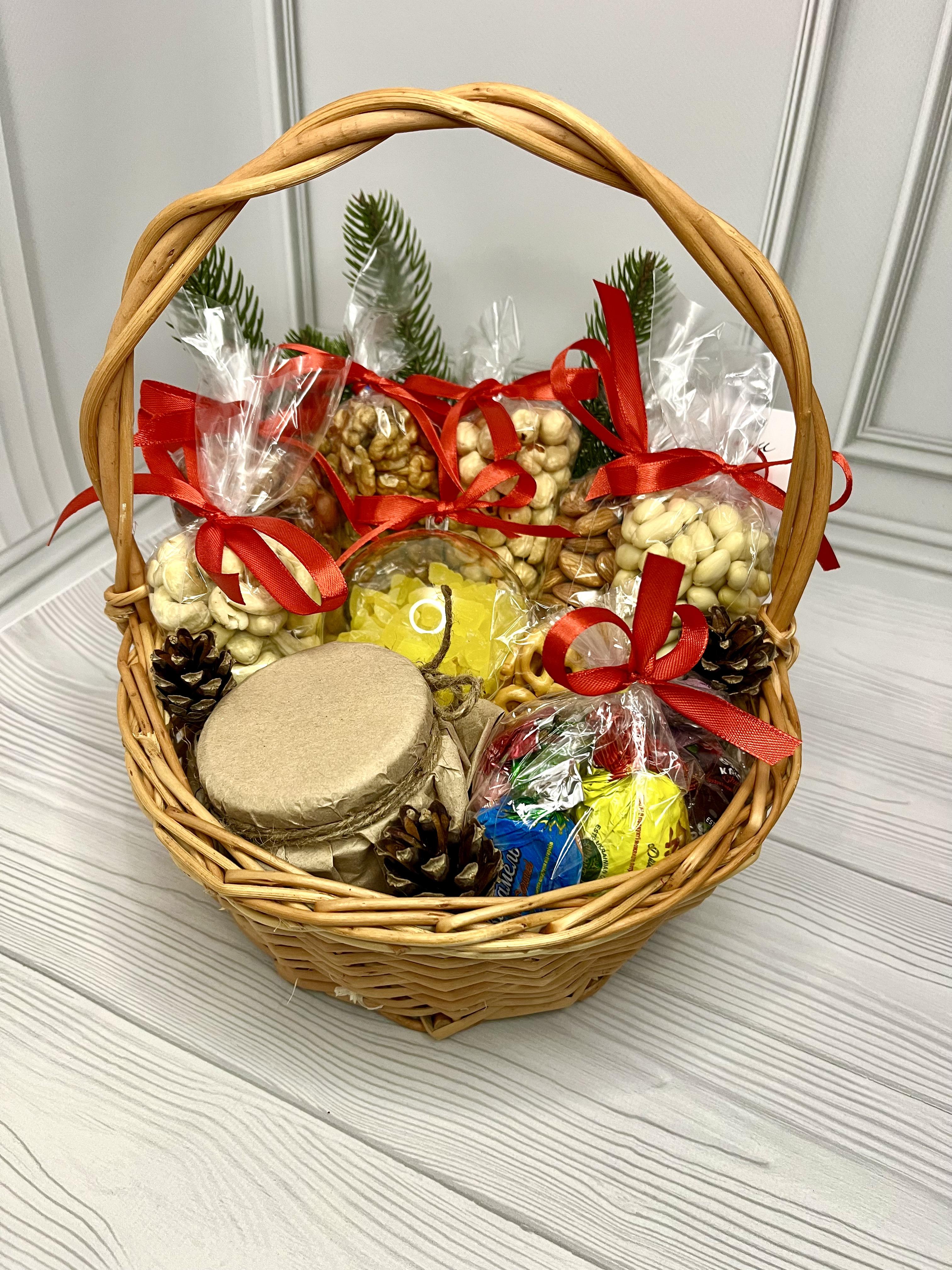 Подарунковий кошик з горіхами та сухофруктами (B10001NY)