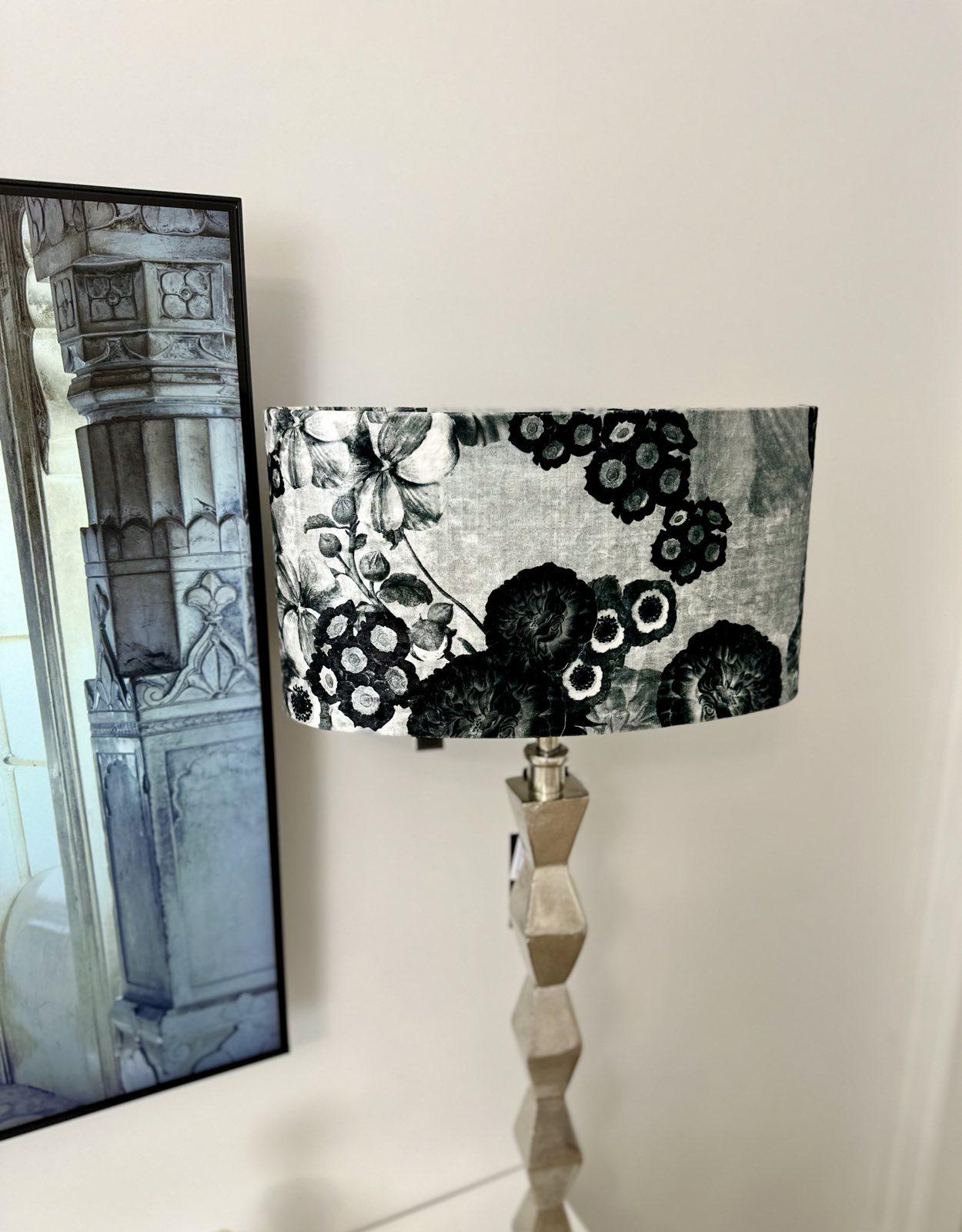 Настільна лампа з абажуром Colmore Trapeze (25788671) - фото 2 Настільна лампа з абажуром Colmore Trapeze (25788671) - фото 2