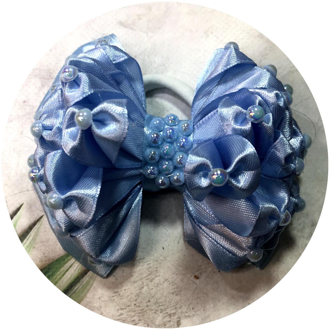 Бантик для волосся дитячий з намистинками на гумці 11х9х6 см Небесно-блакитний (10586) Бантик для волосся дитячий з намистинками на гумці 11х9х6 см Небесно-блакитний (10586)