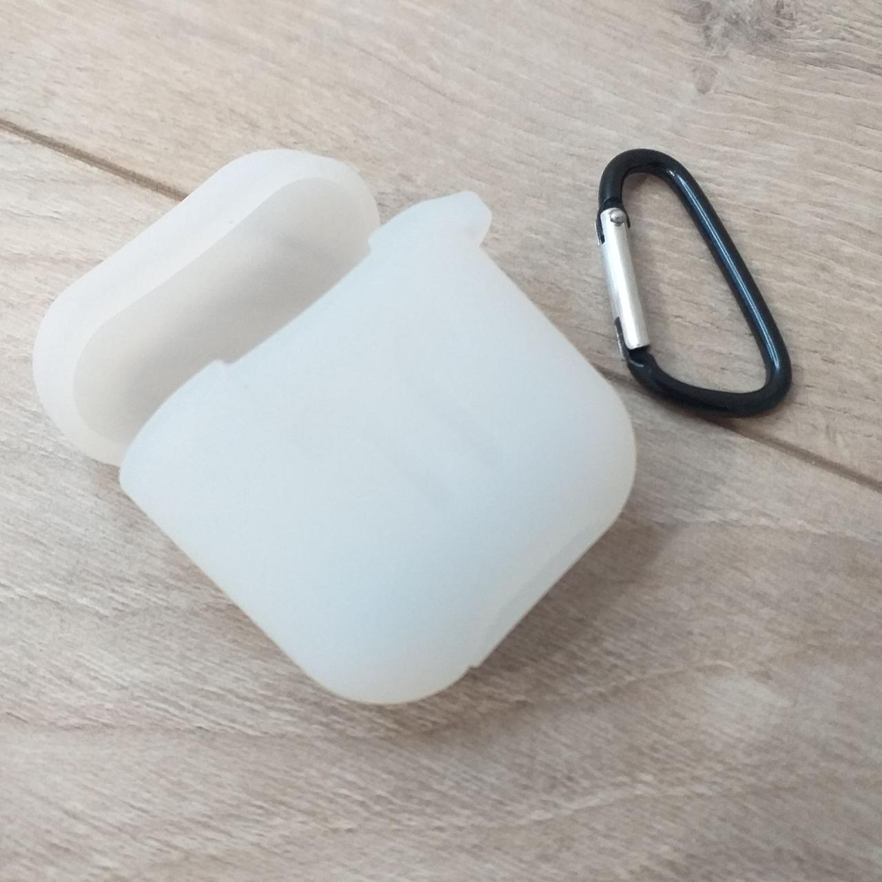 Чехол для наушников AirPods силиконовый с карабином Белый (KG-6961) - фото 3 Чехол для наушников AirPods силиконовый с карабином Белый (KG-6961) - фото 3