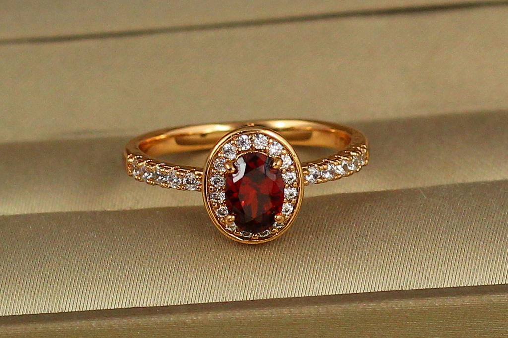 Кольцо Xuping Jewelry красный овальный фианит в кругу белых камней р. 17 Золотистый (1865525514)