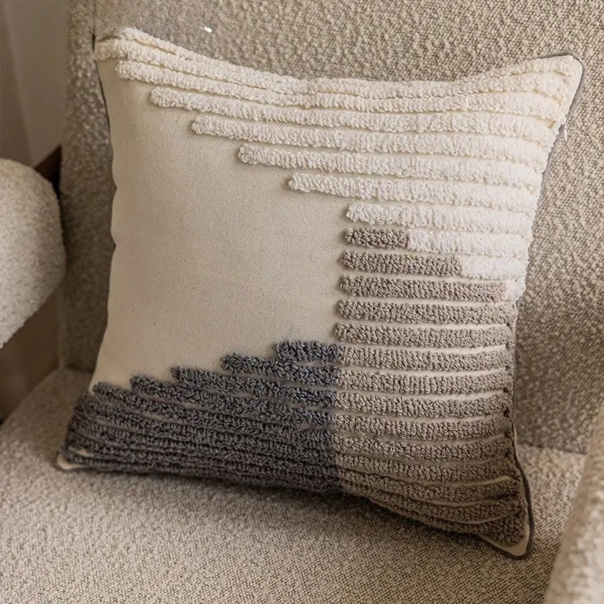 Наволочка декоративная хлопок с эффектным объемным узором квадратная с кисточками 45х45 см Белый с серым (60082)