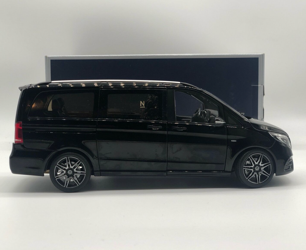 ᐉ Модель автомобиля Norev 1:18 Mercedes-Benz V-Class W447 AMG