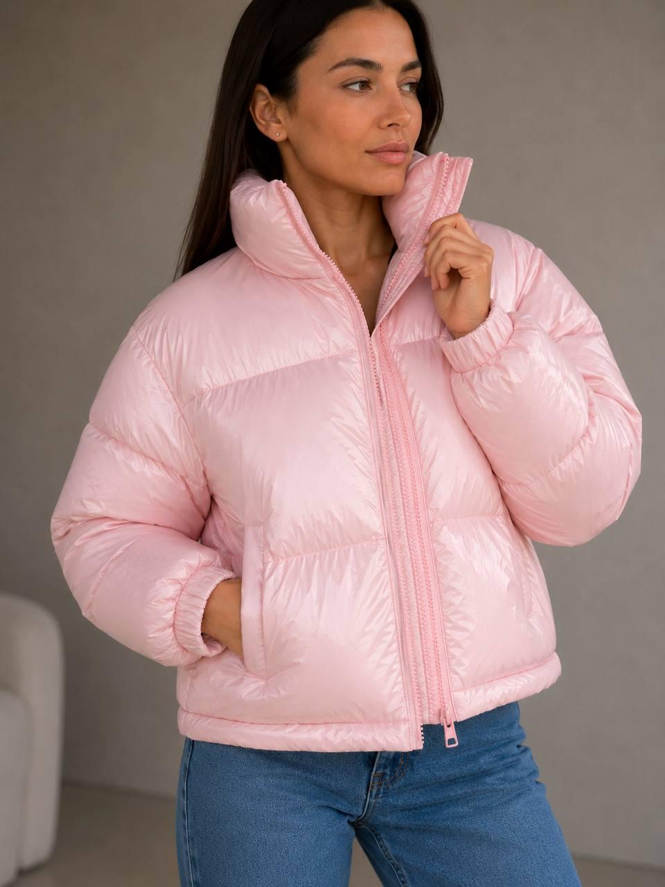 Куртка женская Lady Yep 10015 короткая глянцевая пуффер р. 42 Розовый (7680) Куртка женская Lady Yep 10015 короткая глянцевая пуффер р. 42 Розовый (7680)
