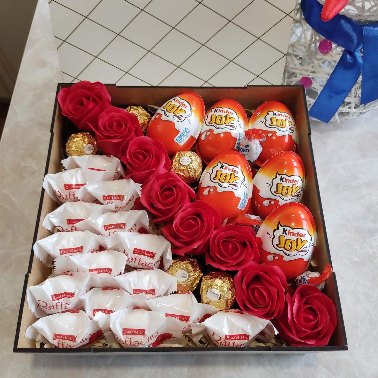 Бокс из сладостей Kinder JOY и роз для девушки (ar41)