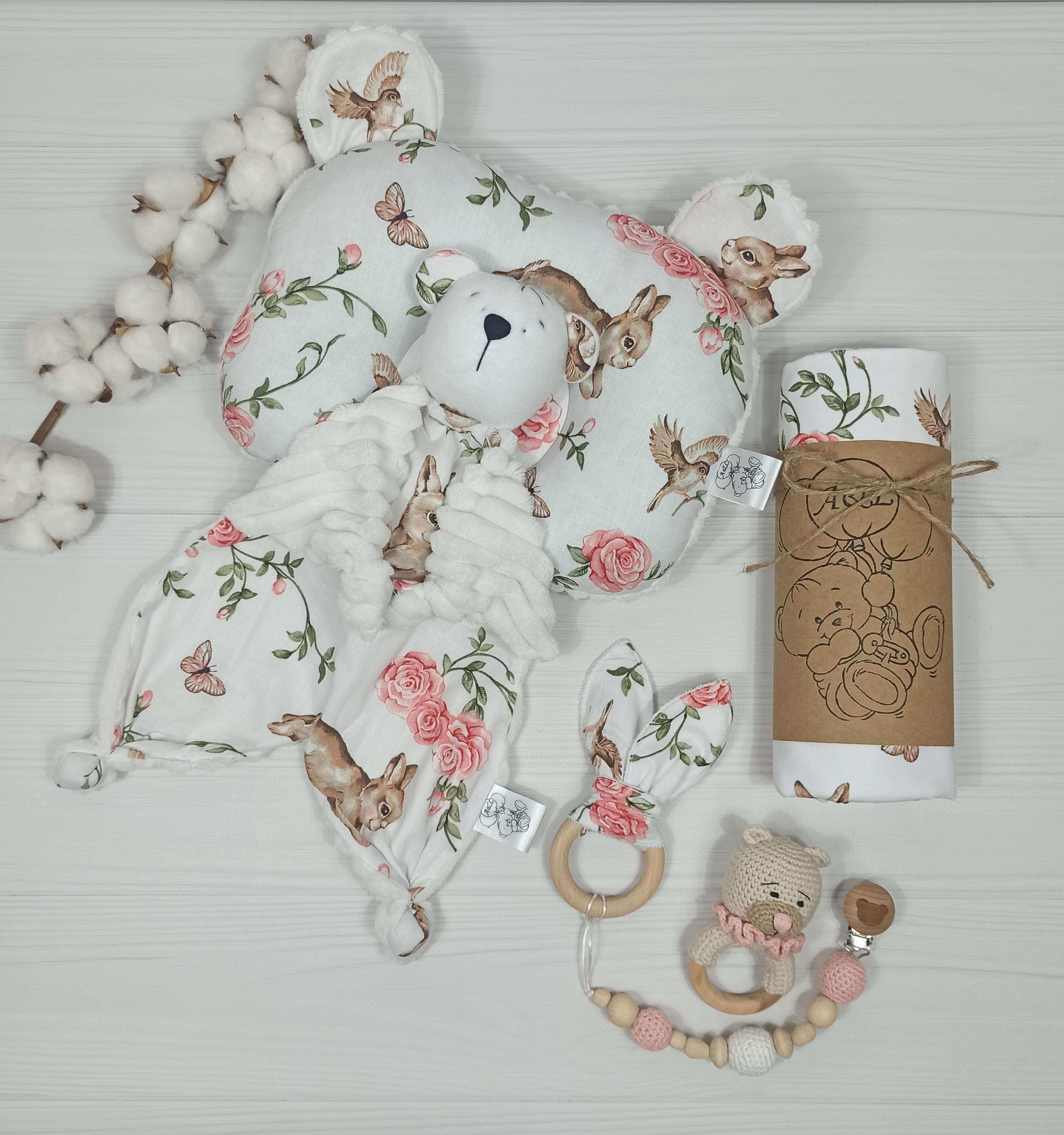 Подарочный набор albabybox Зайчики в розах пеленка/подушка/комфортер/грызунец/держатель для пустышек Молочный (NA 18206115)