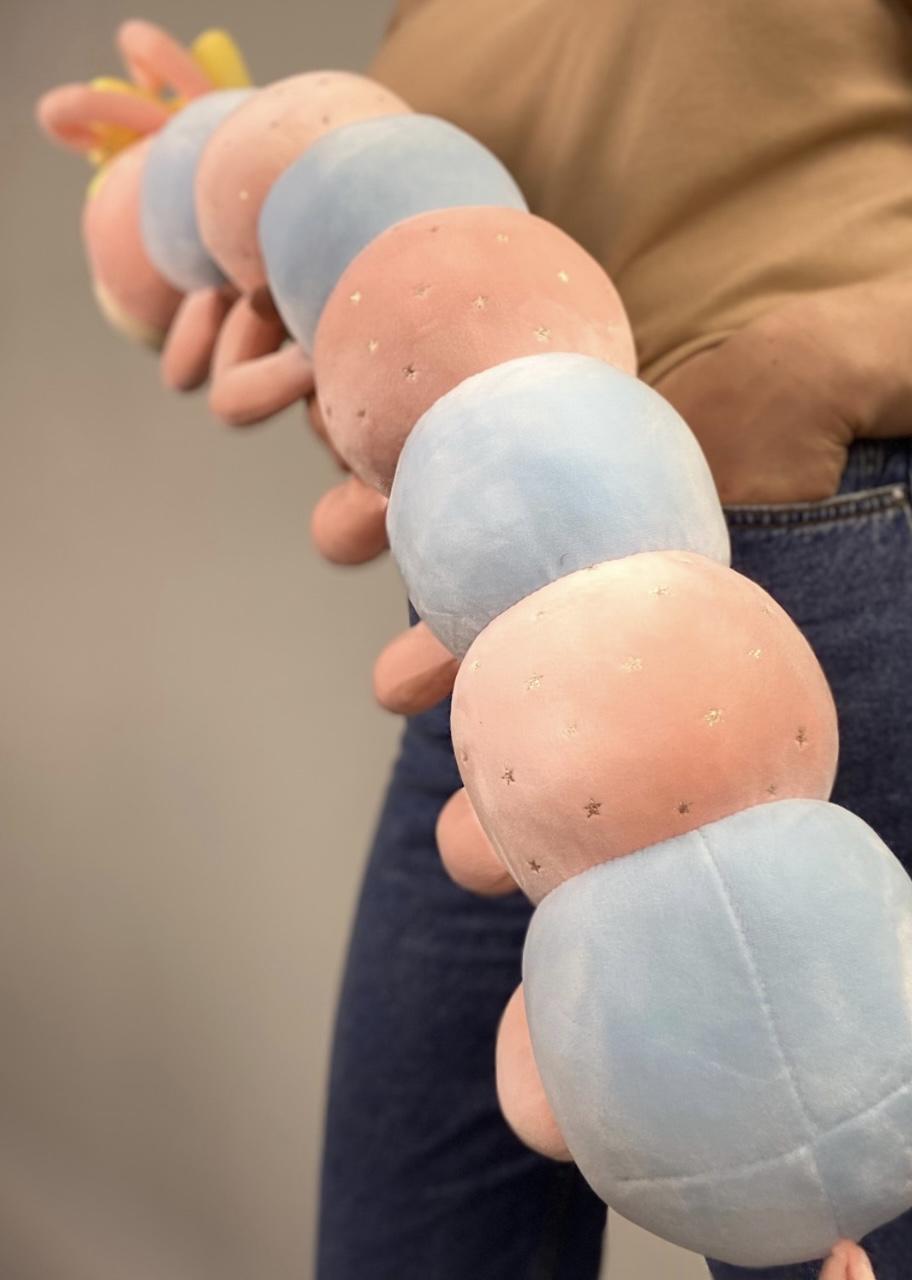 Мягкая игрушка-обнимашка Гусеничка с бантиком 70 см Розовый/Голубой (E33186) - фото 8 Мягкая игрушка-обнимашка Гусеничка с бантиком 70 см Розовый/Голубой (E33186) - фото 8