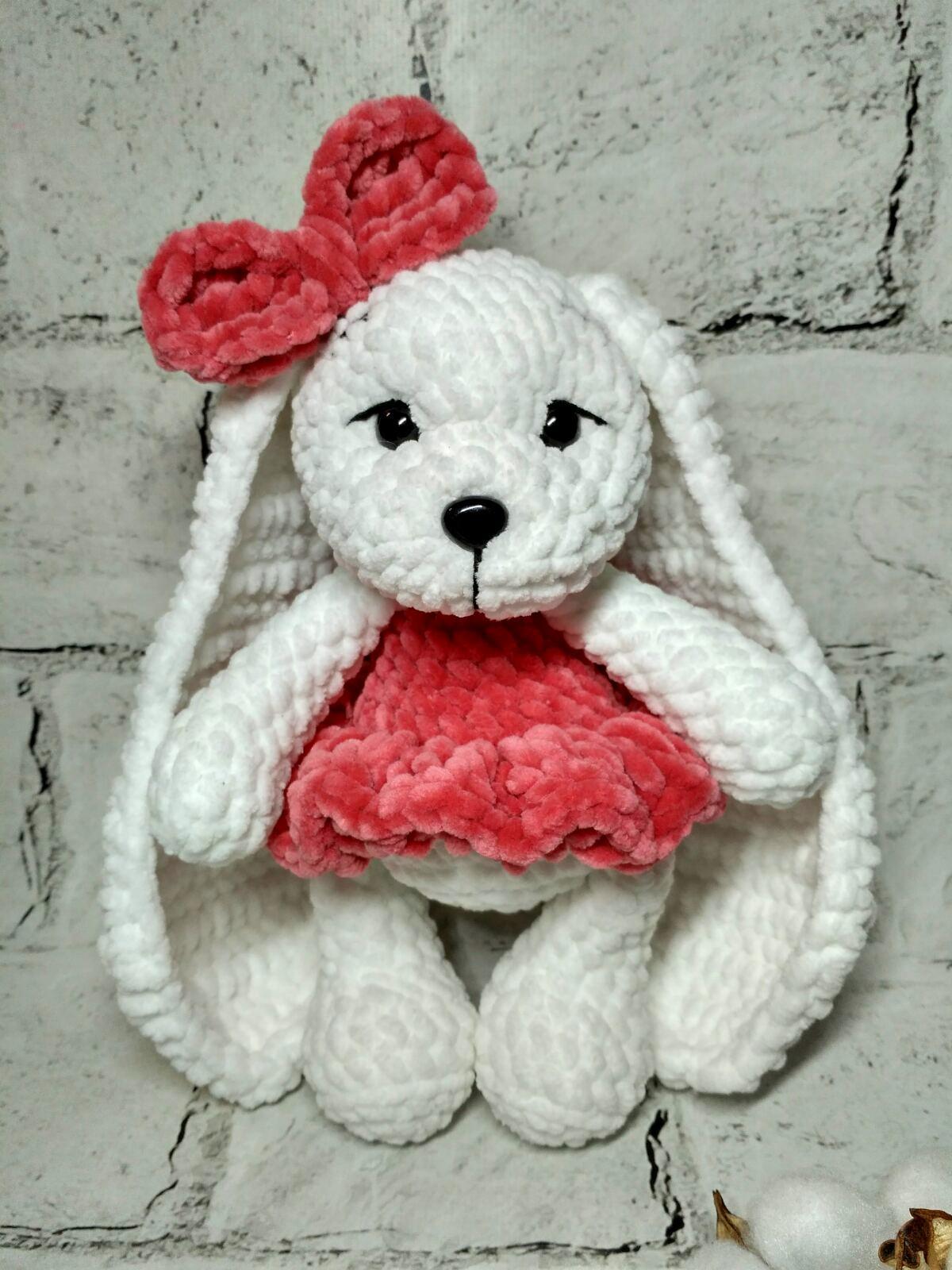 М'яка в'язана іграшка ручної роботи Зайчик в сукні 23 см Білий з рожевим (202-68-11)