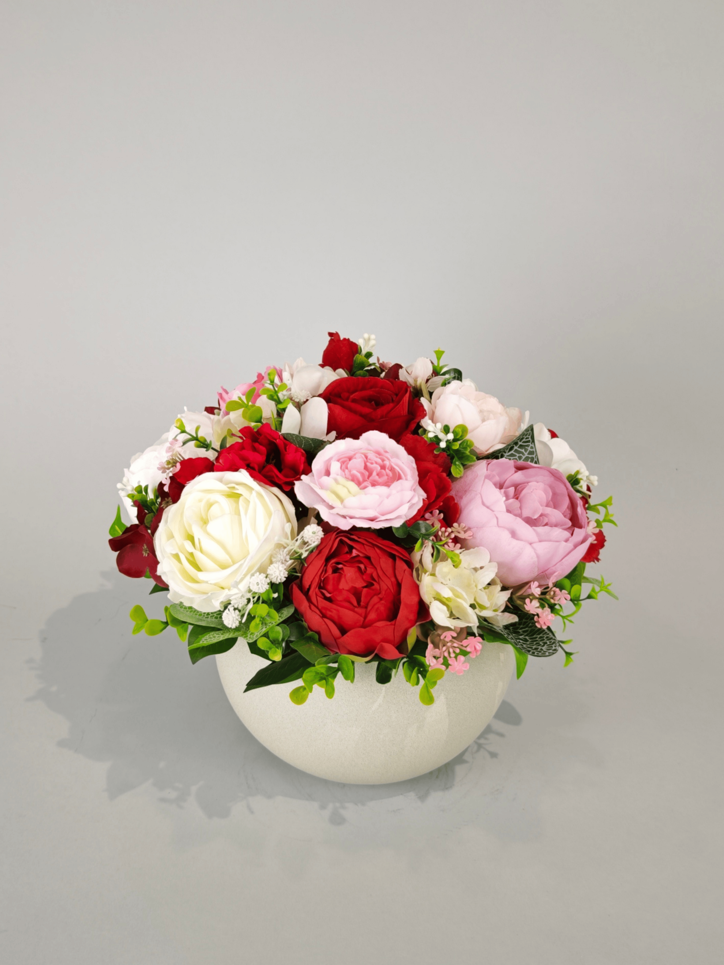 Букет штучних квітів Назавжди у серці у вазі на кладовище 27х24 см