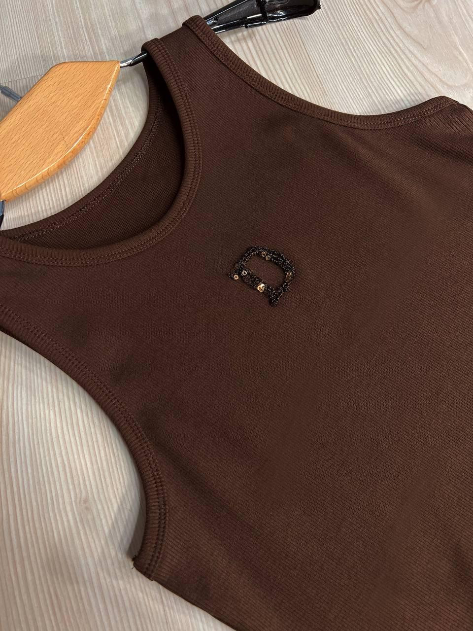 Женская майка AN 27035 в рубчик с вышивкой буквы D OS Коричневый (26794578) - фото 8 Женская майка AN 27035 в рубчик с вышивкой буквы D OS Коричневый (26794578) - фото 8