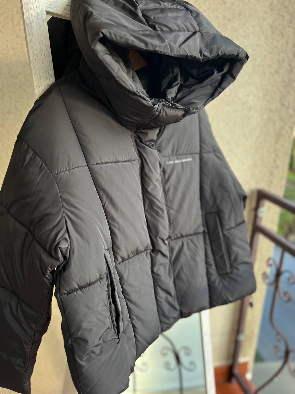 Куртка женская Lady Yep 9068 оверсайз укороченная надпись впереди с капюшоном OS Черный (2948) - фото 2