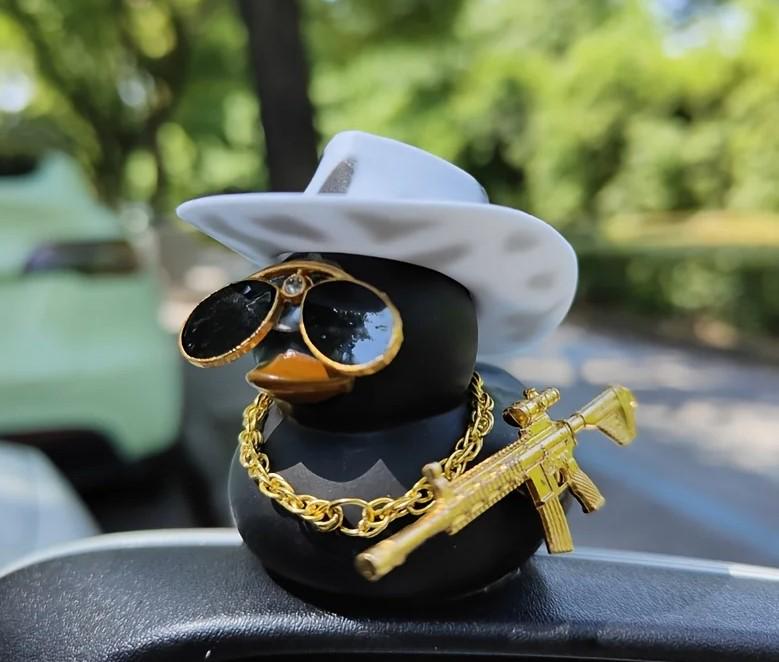 Качка гумова для автомобіля в ковбойському капелюсі Чорний (AWN-00400) Качка гумова для автомобіля в ковбойському капелюсі Чорний (AWN-00400)