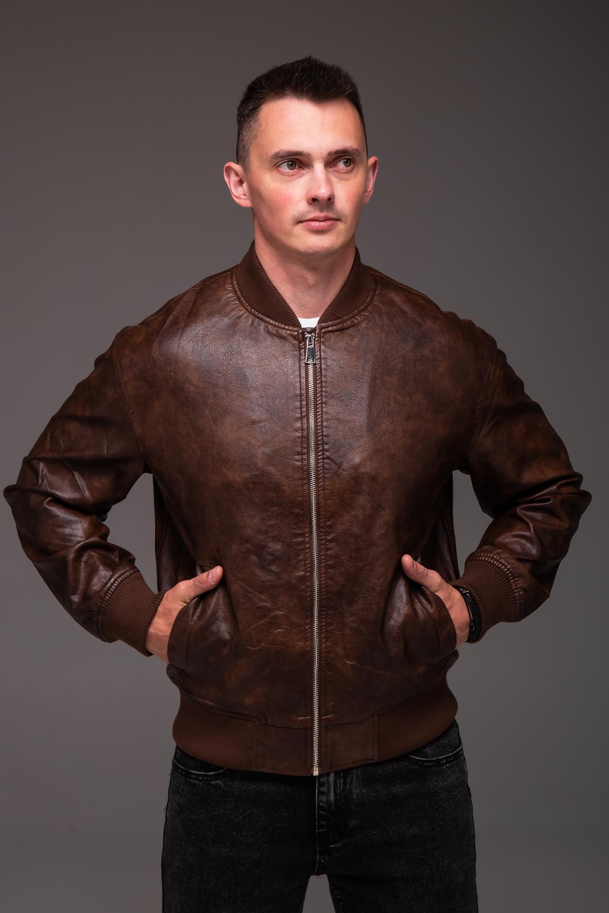 Бомбер мужской из эко кожи весенне-осенний XXL Коричневый (2410/1/4) - фото 2 Бомбер мужской из эко кожи весенне-осенний XXL Коричневый (2410/1/4) - фото 2