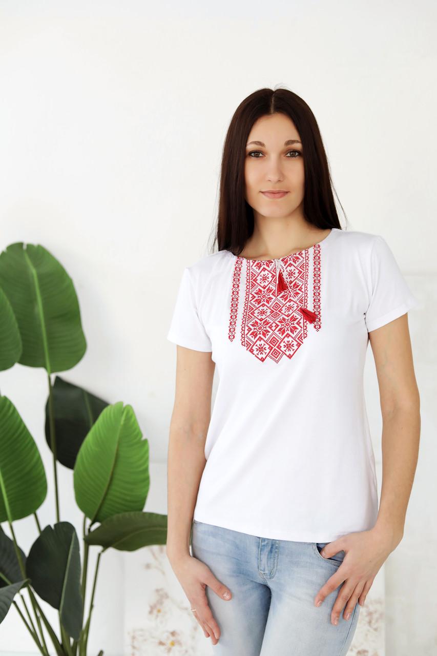 Женская футболка вышита красными нитями