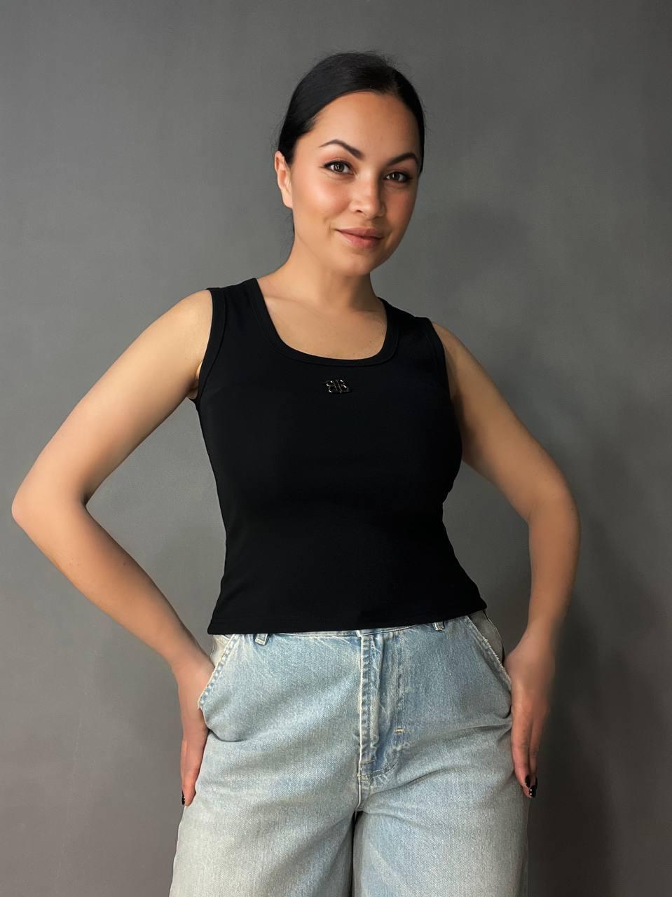 Майка женская A-N 25001 с широкими бретелями и металлическим значком буквы OS Черный (4367)