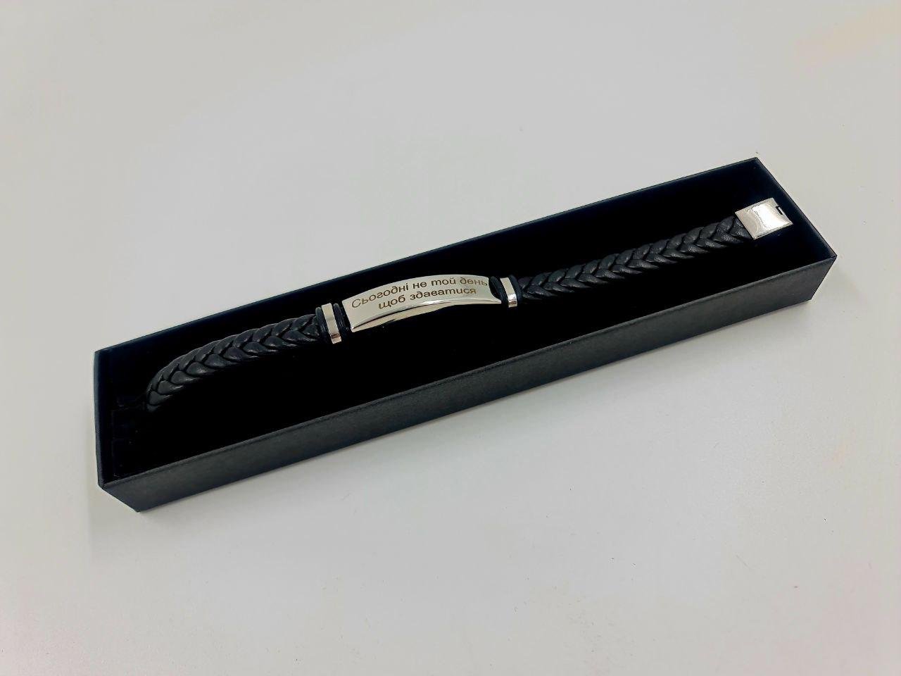 Браслет на руку с гравировкой плетеный из экокожи 21 см (IN40) - фото 3 Браслет на руку с гравировкой плетеный из экокожи 21 см (IN40) - фото 3