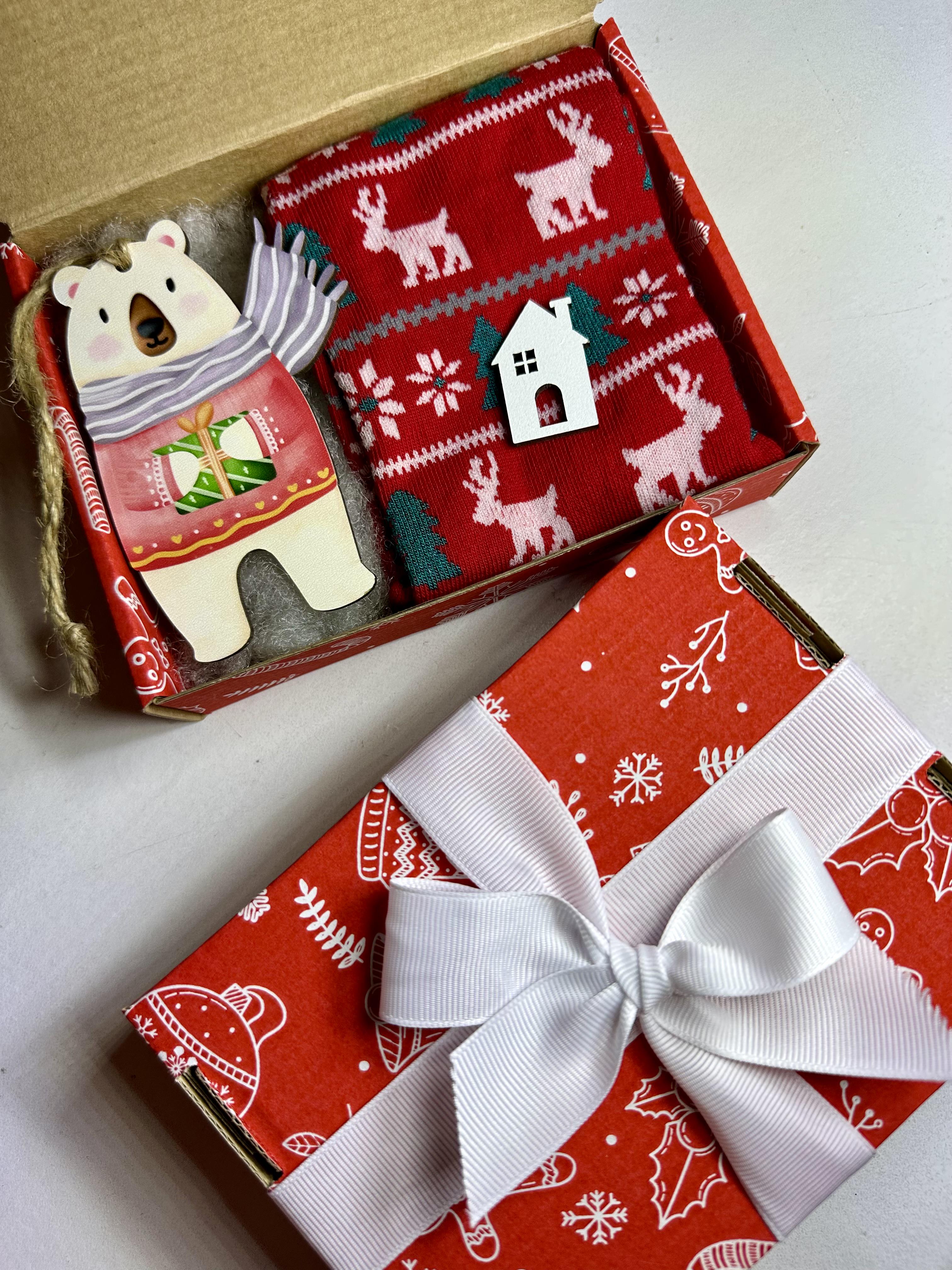 Набір подарунковий із новорічними шкарпетками та іграшкою - фото 2 Набір подарунковий із новорічними шкарпетками та іграшкою - фото 2