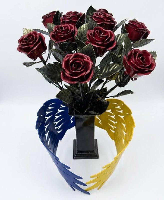 Ковані троянди у вазі з крилами ангела 10 шт. 70 см Бордовий (ВК54)