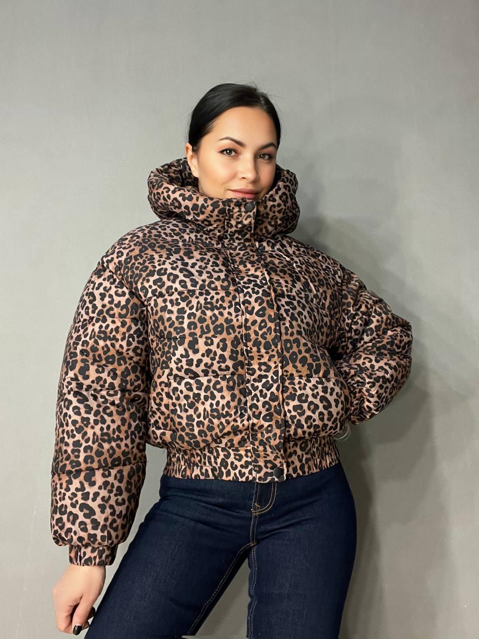 Куртка женская Lady Yep 9006 короткая с капюшоном леопардовый принт на резинке демисезонная р. 46 Коричневый (3277) - фото 5 Куртка женская Lady Yep 9006 короткая с капюшоном леопардовый принт на резинке демисезонная р. 46 Коричневый (3277) - фото 5