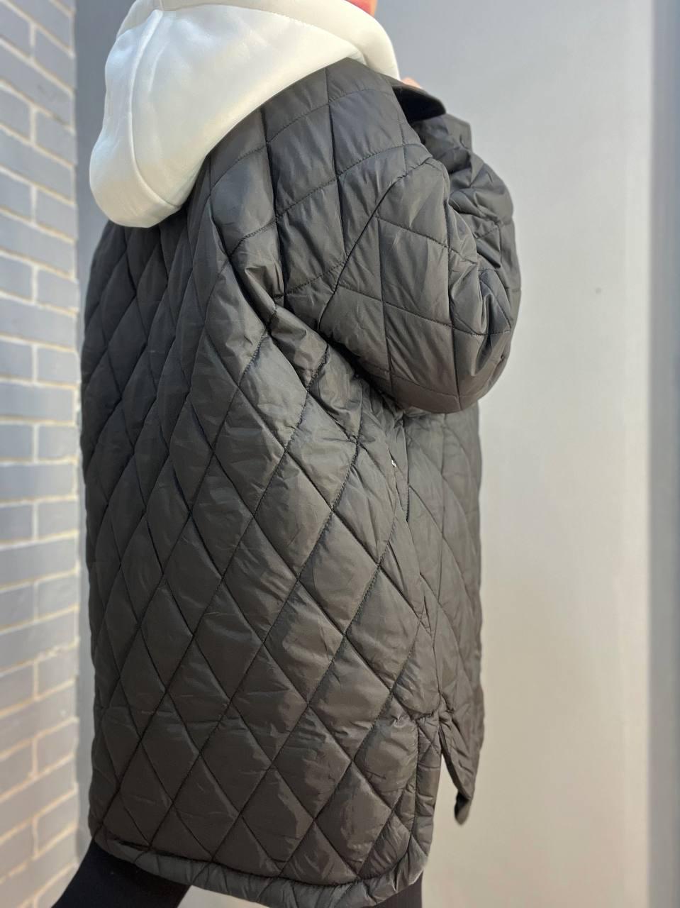 Куртка женская HAIZIYUAN 1870 длинная рубашка наложенные карманы на кнопках трикотажный капюшон M Черный (1652) - фото 2