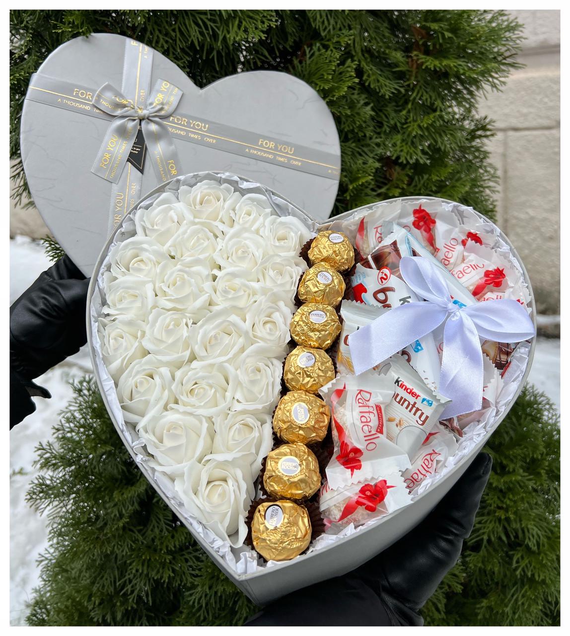 Подарунковий бокс дружині сердцем з солодощами та трояндами з мила квіти 23 шт. Білий (2032313951) - фото 2