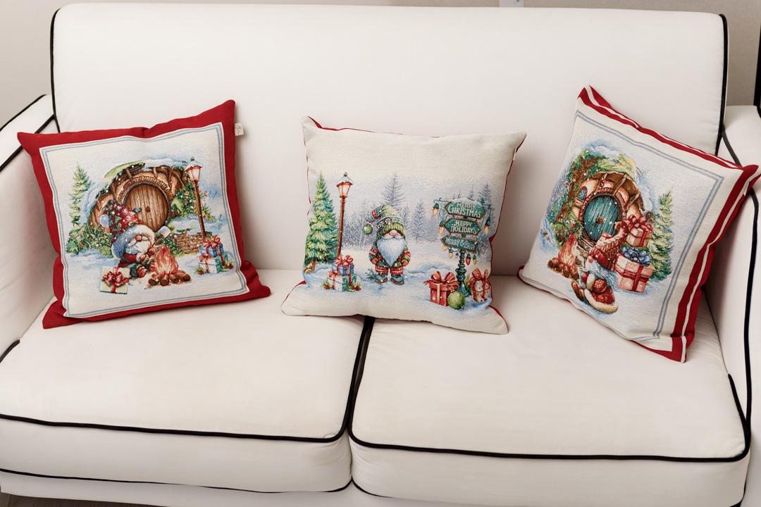 Наволочка гобеленовая Рождественский костер Гном у синей двери 45х45 см (037181) - фото 5 Наволочка гобеленовая Рождественский костер Гном у синей двери 45х45 см (037181) - фото 5