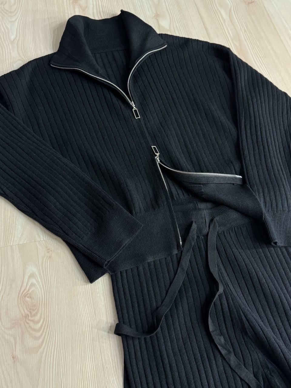 Костюм женский Joy One 376 вязаный в рубчик с кофтой на молнии и брюками палаццо OS Черный (5598) - фото 2 Костюм женский Joy One 376 вязаный в рубчик с кофтой на молнии и брюками палаццо OS Черный (5598) - фото 2