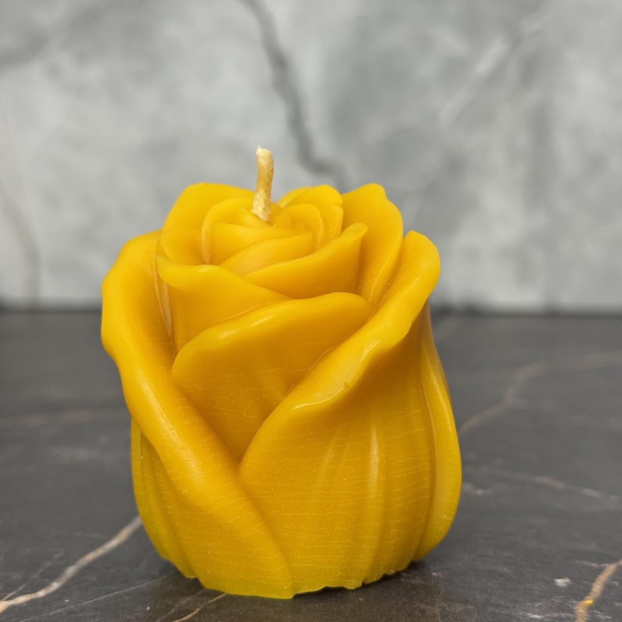 Свічка декоративна фігурна Троянда з бджолиного воску на подарунок ручна робота 65х50 мм