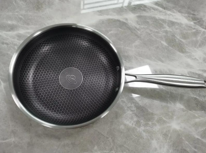 Сковорода зі скляною кришкою Bohmann Premium з нержавіючої сталі з стільниковою структурою 24 см (BP 4000-24) - фото 6 Сковорода зі скляною кришкою Bohmann Premium з нержавіючої сталі з стільниковою структурою 24 см (BP 4000-24) - фото 6
