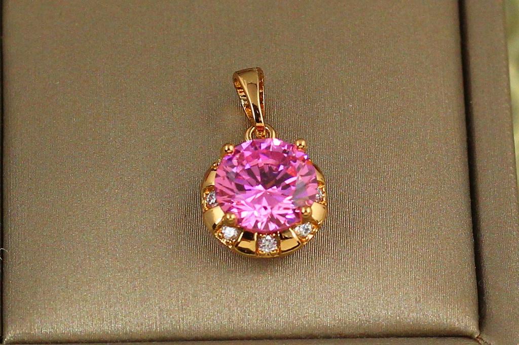 Кулон Xuping Jewelry розовый камень в оправе из белых фианитов 11 мм Золотистый (28585333)