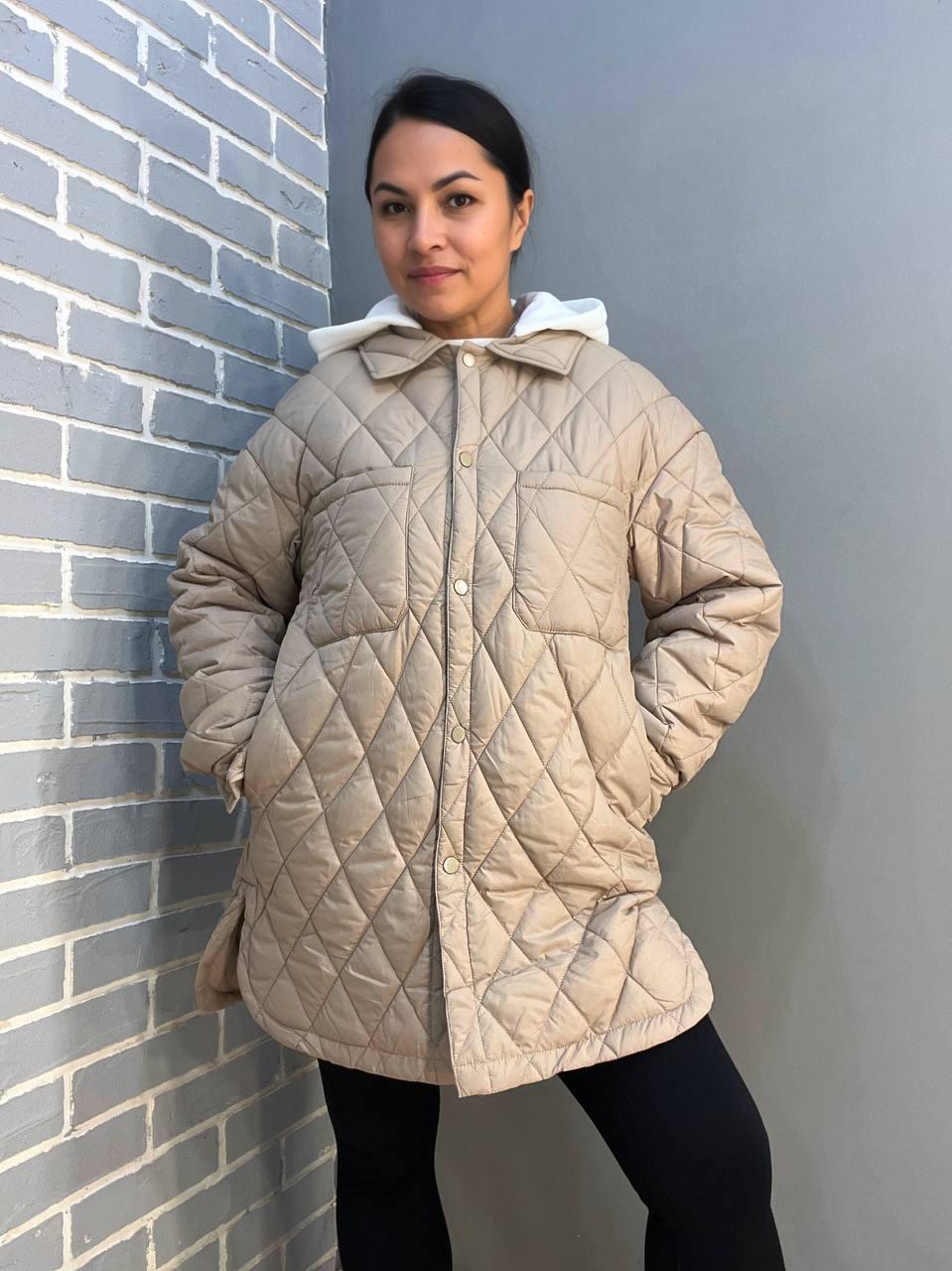 Куртка жіноча HAIZIYUAN 1870 довга сорочка накладені кишені на кнопках трикотажний капюшон M Бежевий (1450) Куртка жіноча HAIZIYUAN 1870 довга сорочка накладені кишені на кнопках трикотажний капюшон M Бежевий (1450)