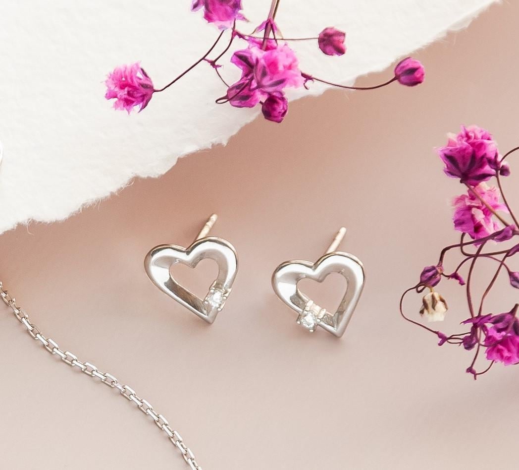 Серьги серебряные пусеты Сердце с белыми фианитами