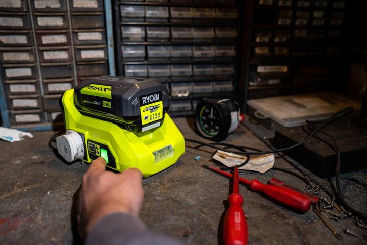 Інвертор напруги акумуляторний RYOBI RY36BI300A-0 MAX POWER 36В 220В 300 Вт/500 Вт пікова без АКБ та ЗП - фото 6