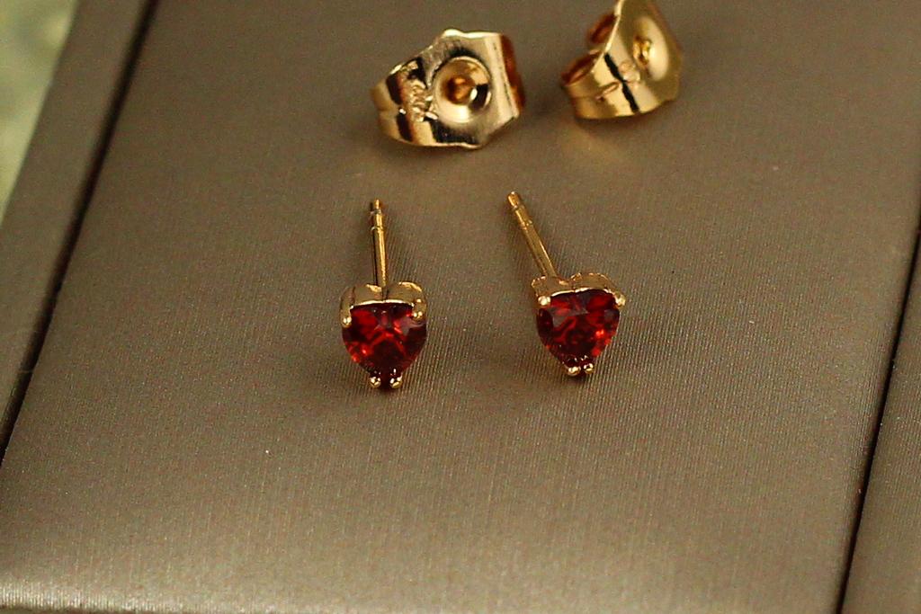 Серьги гвоздики Xuping Jewelry сердечки с красными камешками 4 мм Золотистый (27479909)