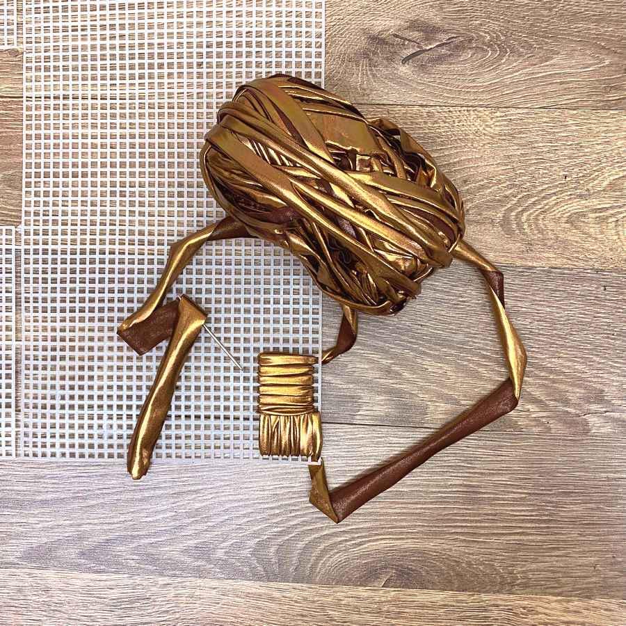 Набор для создания сумки из пластиковой канвы Декоративная брошь Павлин с нитками металлик Темно-серый (8219-48) - фото 6 Набор для создания сумки из пластиковой канвы Декоративная брошь Павлин с нитками металлик Темно-серый (8219-48) - фото 6