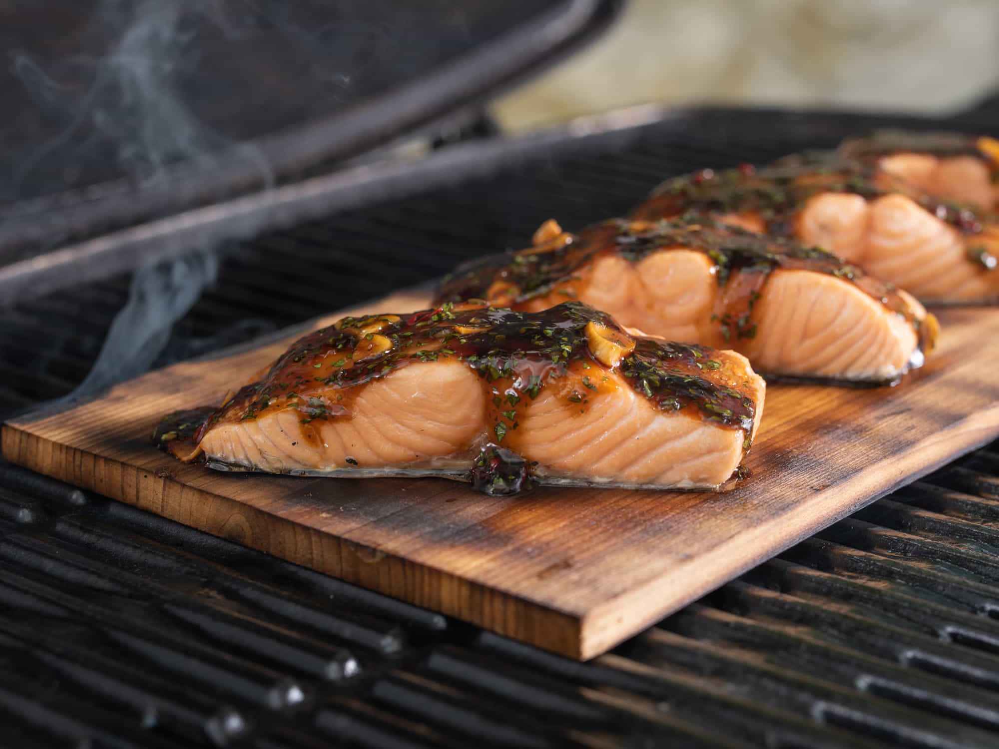 Планки кедровые для копчения Weber 15х40 см 2 шт. (17831) - фото 8 Планки кедровые для копчения Weber 15х40 см 2 шт. (17831) - фото 8