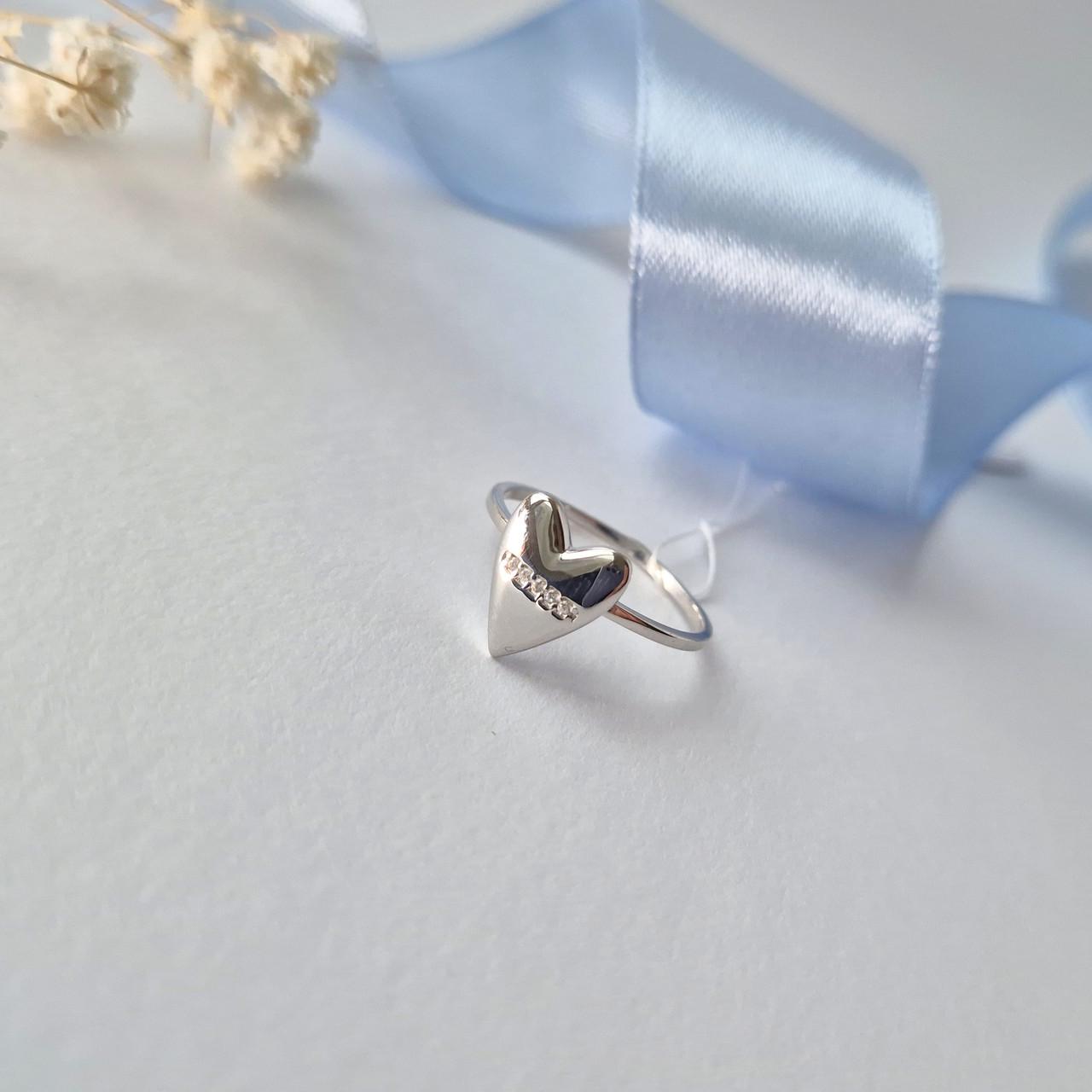 Кольцо сердце с белыми камнями серебро 925 пробы родированное 1,82 г р. 17,5 (лк0369р)