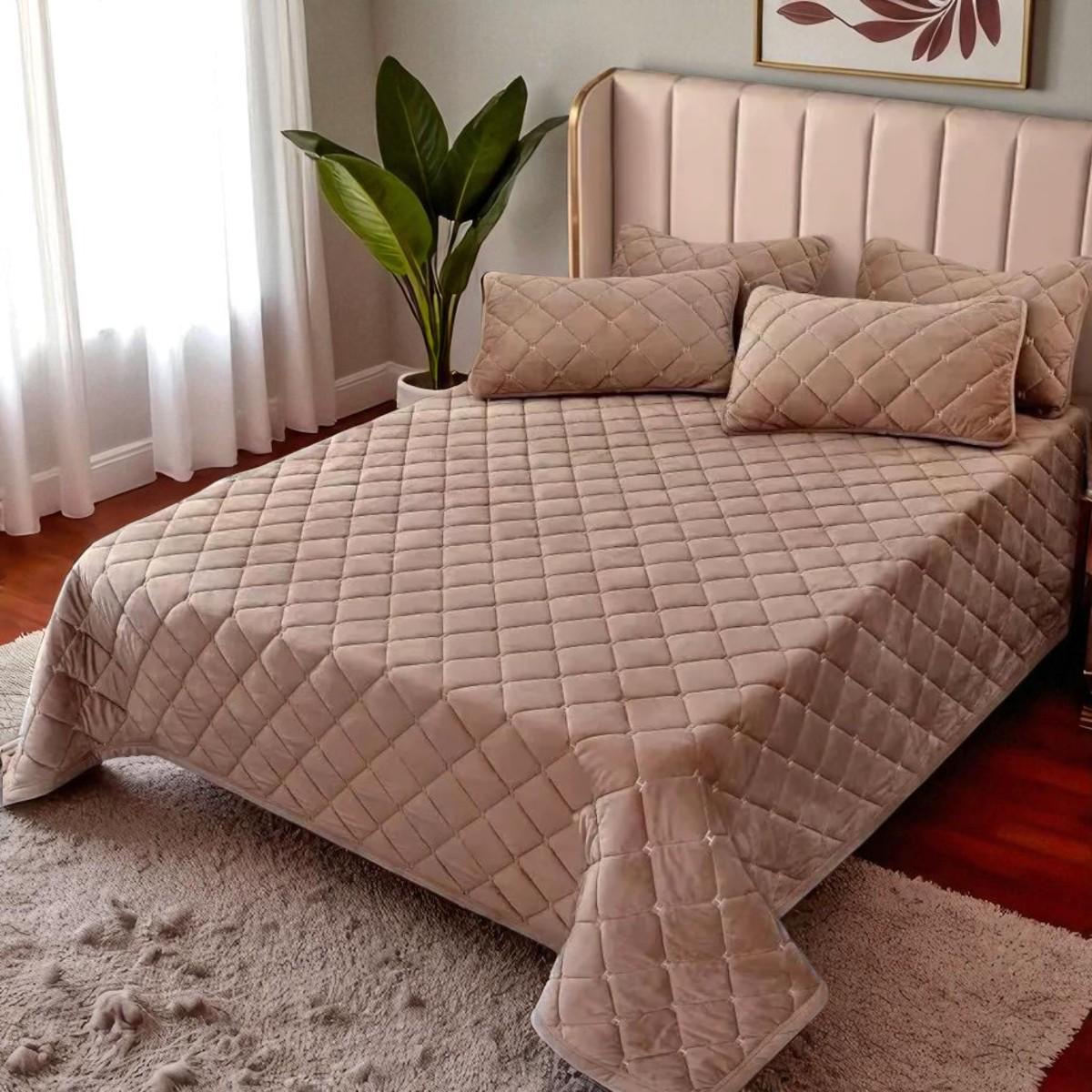 Покрывало велюровое стеганое Koloco Ромбы гипоаллергенное евро 220х240 см Светло-коричневый (41870) - фото 1 Покрывало велюровое стеганое Koloco Ромбы гипоаллергенное евро 220х240 см Светло-коричневый (41870) - фото 1