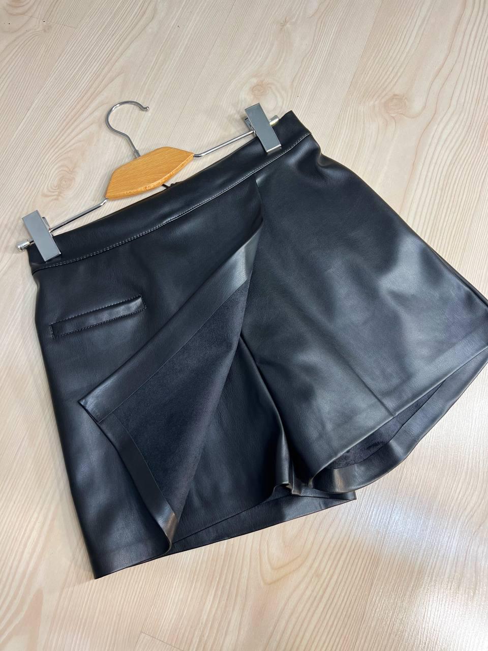 Шорты женские Gritana 974 с юбкой на запах впереди короткая экокожа S Черный (3468) - фото 3 Шорты женские Gritana 974 с юбкой на запах впереди короткая экокожа S Черный (3468) - фото 3