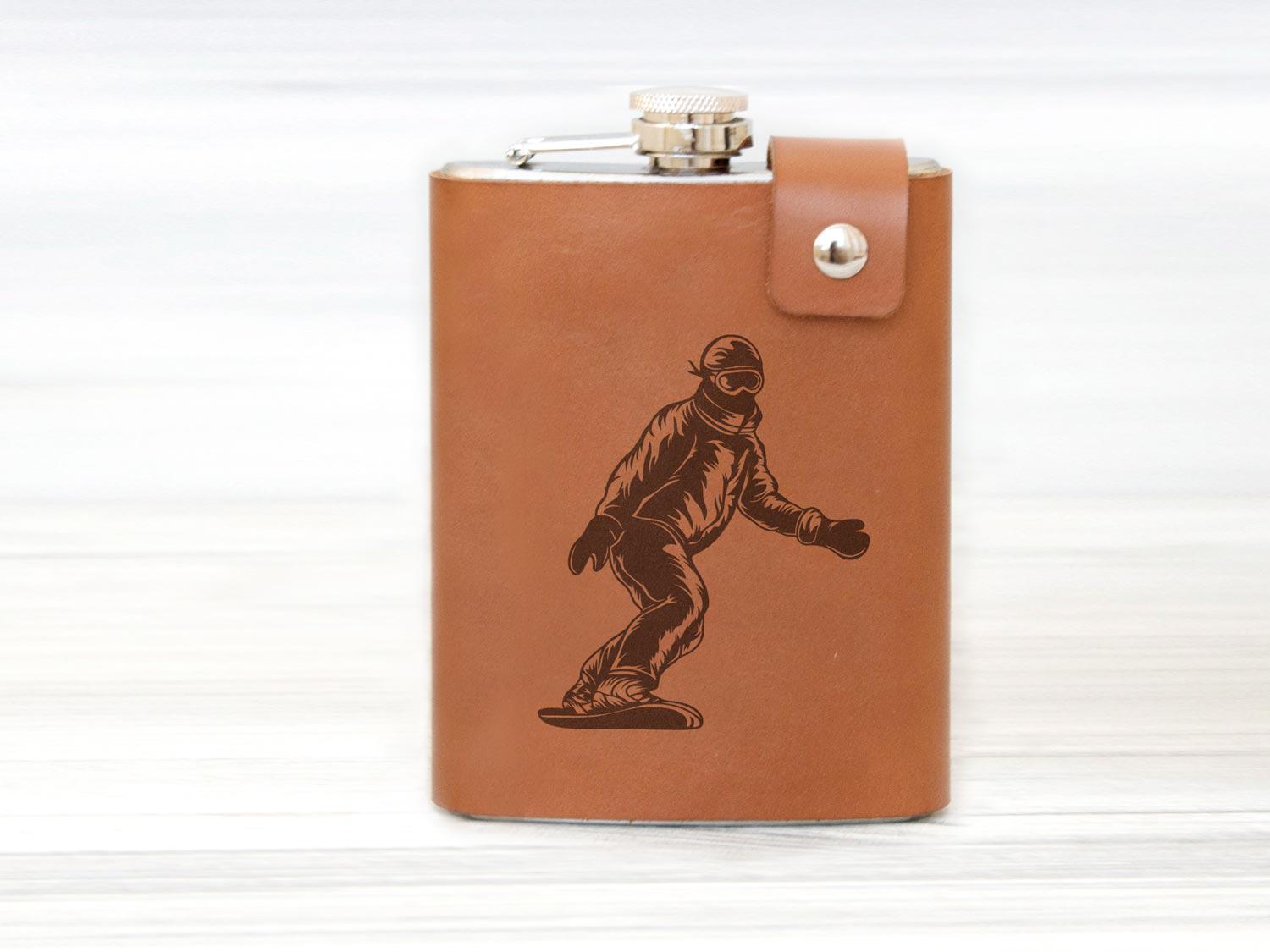 Фляга WoodPresentStudio с принтом сноубордиста в коричневом кожаном чехле 240 мл Фляга WoodPresentStudio с принтом сноубордиста в коричневом кожаном чехле 240 мл