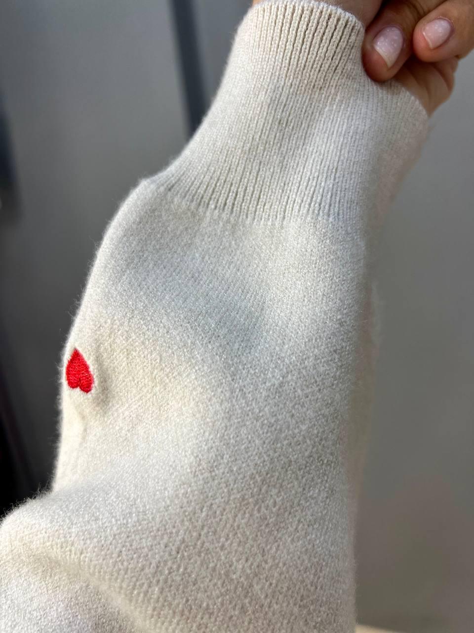 Свитер женский A-N 7075 широкий вышитые сердца OS Бежевый (2916) - фото 3