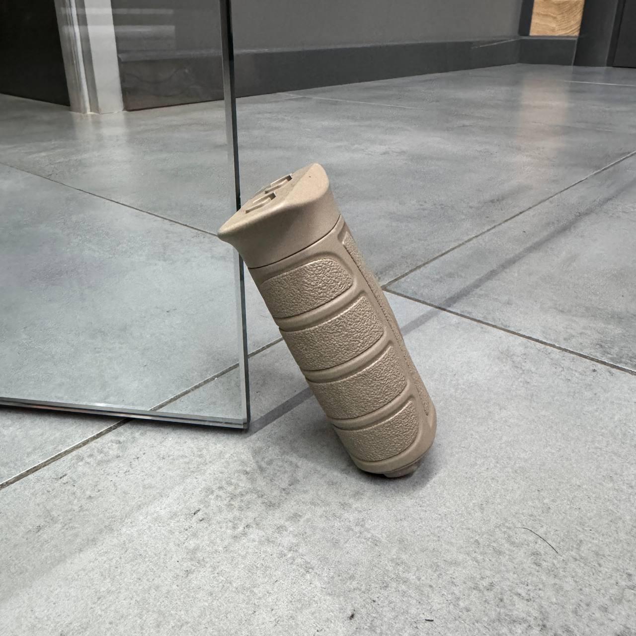 Рукоятка переноски огня DLG Tactical DLG-165 на M-LOK прорезиненная с отсеком для хранения Койот (246340) - фото 2 Рукоятка переноски огня DLG Tactical DLG-165 на M-LOK прорезиненная с отсеком для хранения Койот (246340) - фото 2